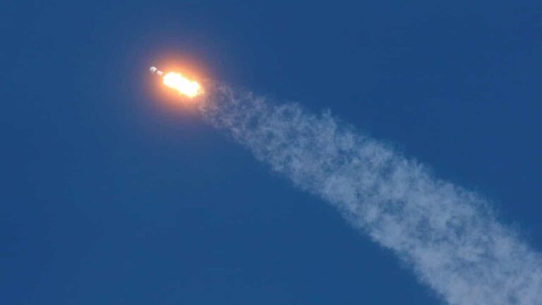 SpaceX lança em órbita quase 900 satélites Starlink