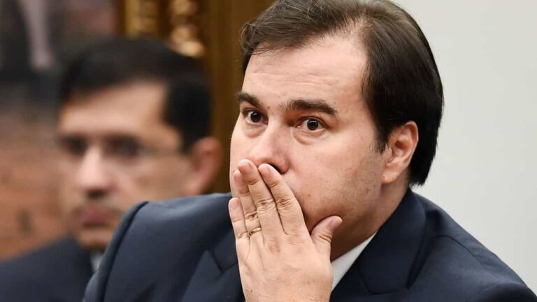 Maia, sobre vacina: Executivo e Legislativo precisam encontrar um caminho