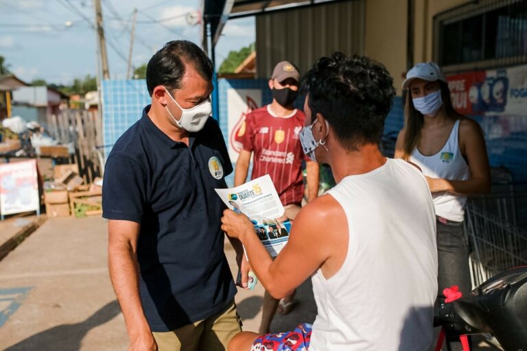 Em visita ao Rui Lino, Roberto Duarte recebe apoio de comerciantes