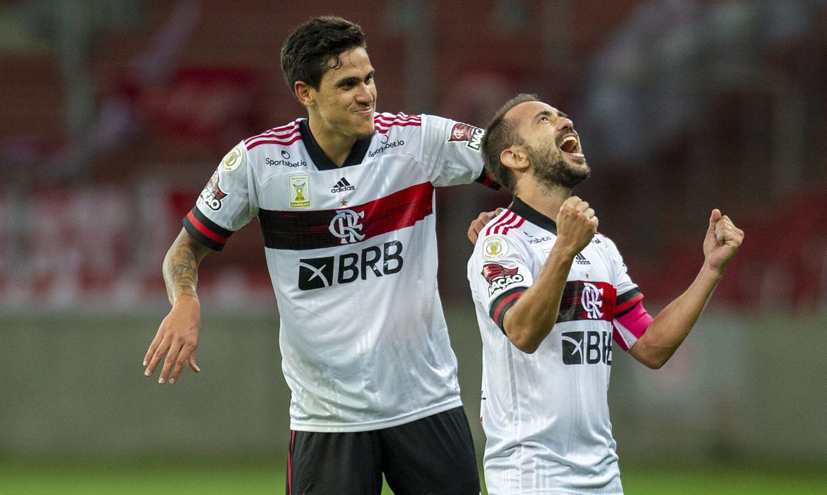 Flamengo e Internacional empatam e seguem no topo