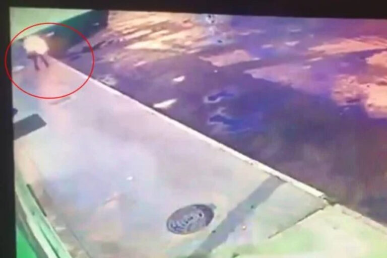 Cenas fortes: vídeo mostra momento em que morador de rua é queimado; assista