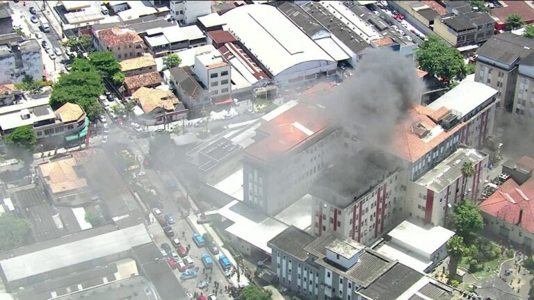 IncĂȘndio atinge hospital no RJ e 200 pacientes resgatados ficam na rua e dentro de galpĂŁo