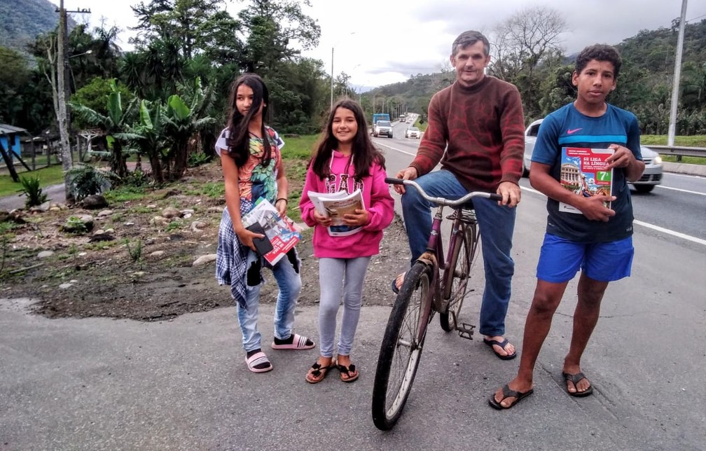Sem internet, pai percorre 28 km de bicicleta de um estado a outro toda semana para buscar tarefas dos filhos