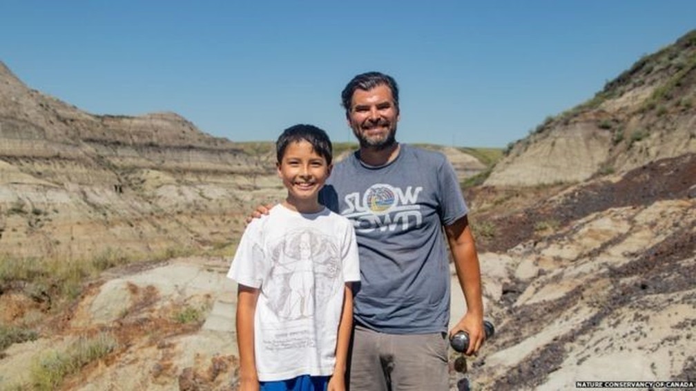 Menino de 12 anos descobre esqueleto raro de dinossauro