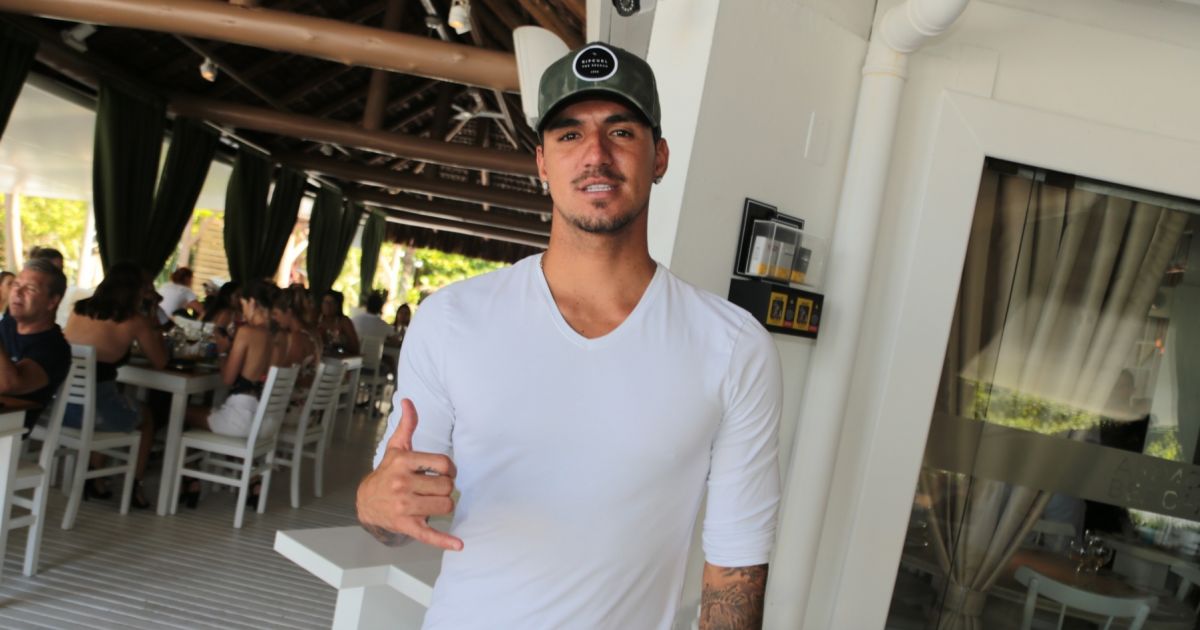 Gabriel Medina recebe bolsa de R$ 15 mil do governo enquanto curte férias nas Maldivas