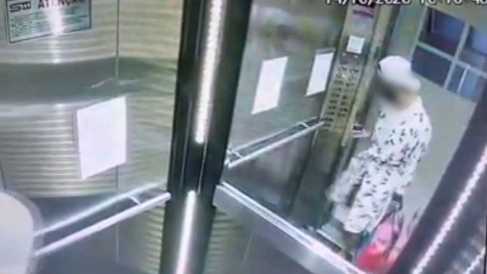 Ladrão invade apartamento e faz ‘selfie’ no elevador usando roupão furtado