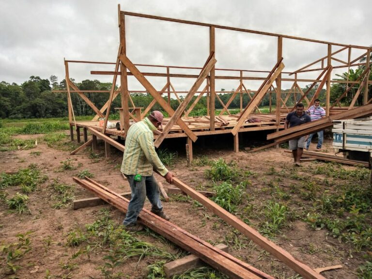 FCCV inicia construção de escola de madeira na comunidade rural do Lago Tapiri