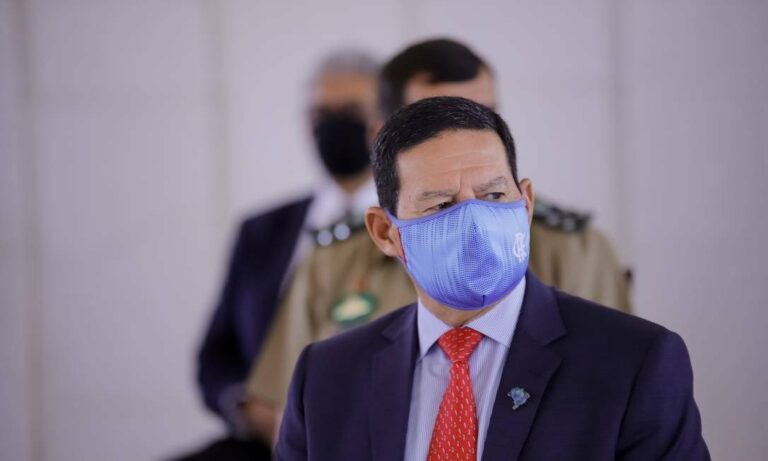 Acompanhado de embaixadores, senadores e representantes de ministérios, vice-presidente Mourão chega ao Norte