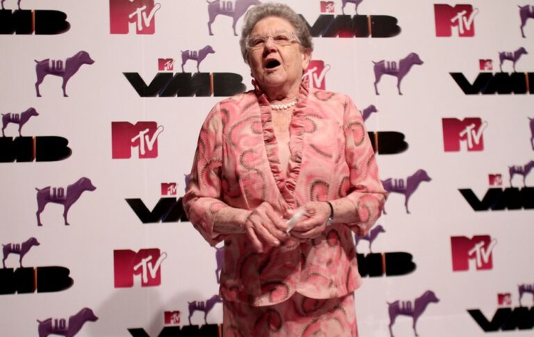 Apresentadora Palmirinha Onofre, de 89 anos, é internada em SP