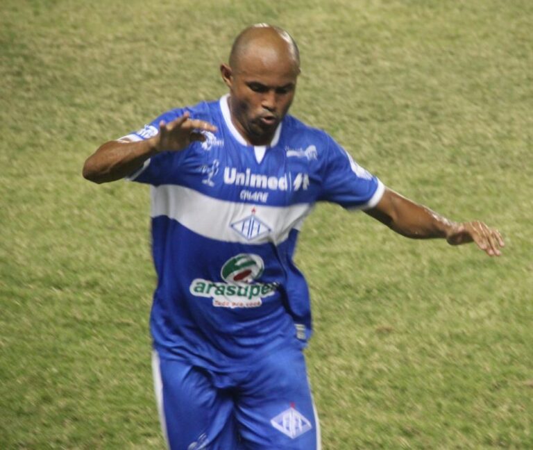 Lateral-direito pede desligamento do Atlético-AC