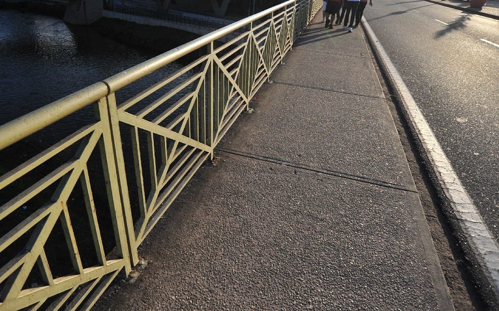 Rapaz é estuprado embaixo de ponte
