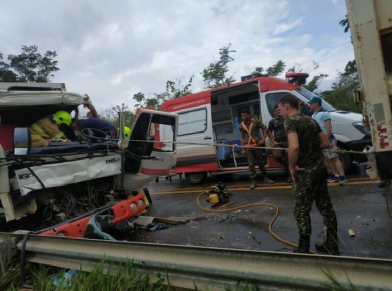 Após acidente, homem tem as pernas presas às ferragens de veículo, no interior do AC