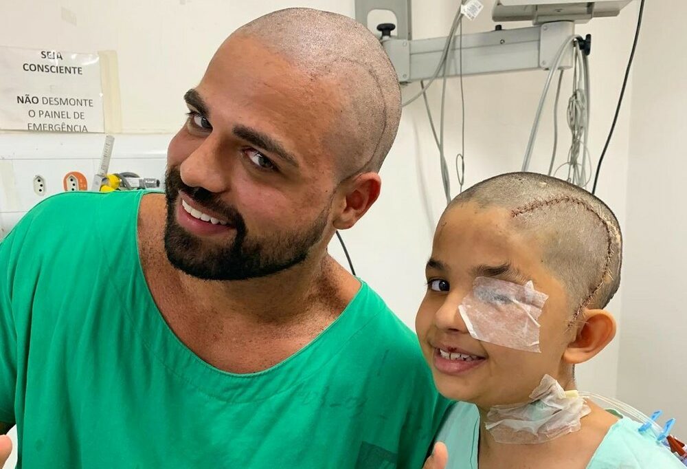 Menino de 8 anos raspa cabelo de médico após 11ª cirurgia para retirar tumor no cérebro