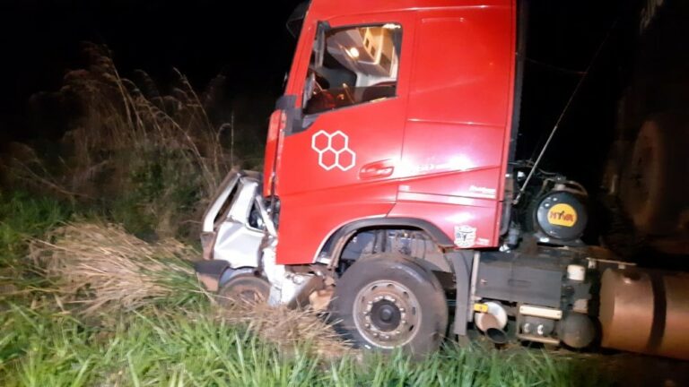 Menino de 14 anos pega carro escondido dos pais e morre ao bater de frente em caminhão