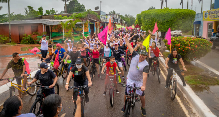Candidata Fernanda Hassem, de Brasiléia, participa de cicleata com a militância