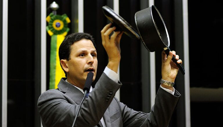 PSDB pode abrir mão de candidatura à presidência em nome de unidade do centro, diz Bruno Araújo