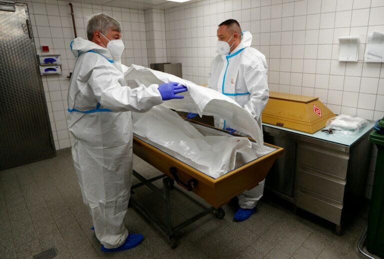 Mundo tem recorde diário de casos e de mortes por Covid