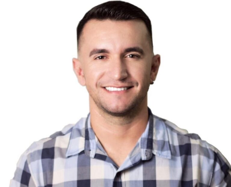 Radialista acreano colide carro contra carreta e fica em estado grave; pai pede orações