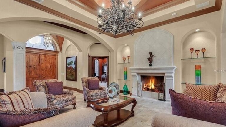 Record entra na mansão de Gugu e expõe intimidades do apresentador