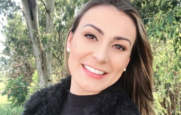 Andressa Urach aparece tomando mamadeira no colo do esposo e web reage
