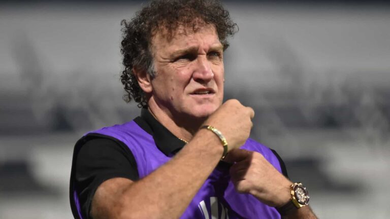 Recuperado da covid-19, Cuca volta ao Santos após quase 20 dias