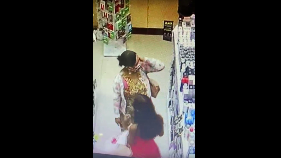 Presa em flagrante furtando loja no shopping, mulher ameaça comparsas de morte