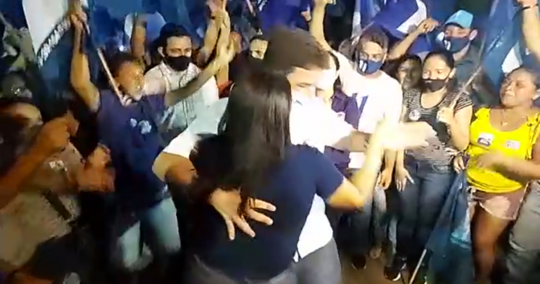 Em Senador Guiomard, Gladson pede votos e dança com Rosana Gomes no meio do povo