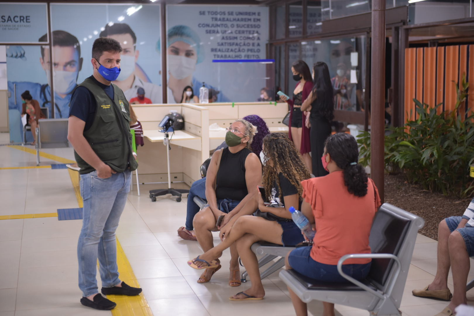 Em visita ao Into, Gladson conversa com servidores e pacientes sobre avanço da Covid-19