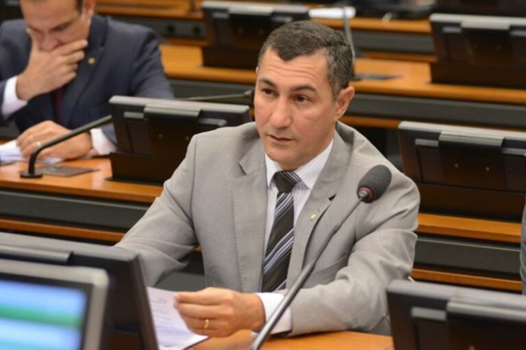 Jesus Sérgio busca recursos em Brasília para ajudar municípios alagados no Acre