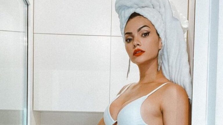 Kelly Key tira foto só de calcinha em frente ao espelho e provoca: “Pra me exibir mesmo”