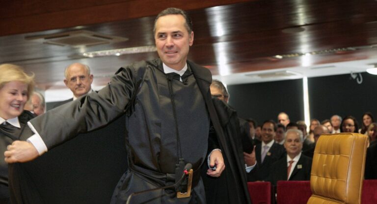 Voto pelo celular pode ser adotado em 2022, afirma Barroso