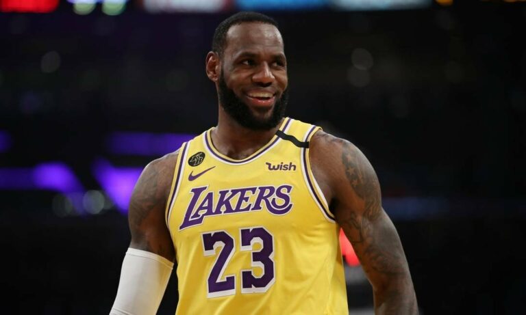 LeBron e Davis decidem e Lakers empatam série com Suns