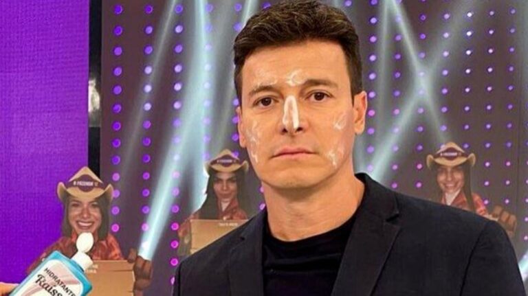 Acreana Raissa joga hidratante em Faro durante gravação de programa