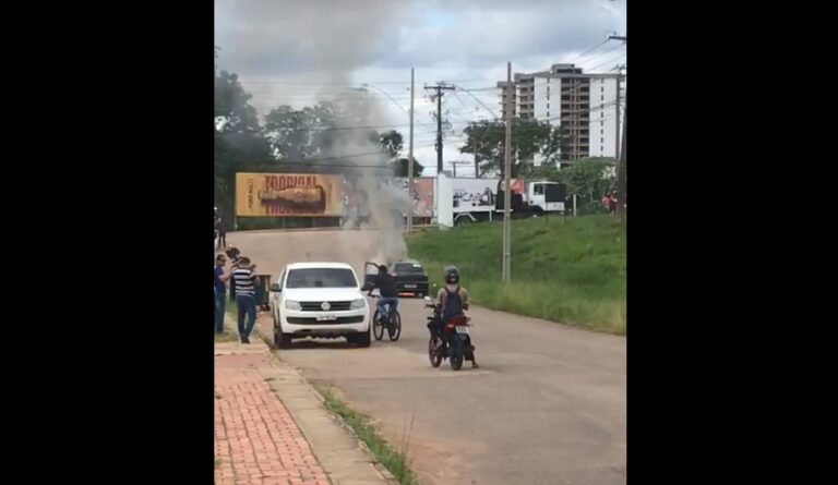 Carro pega fogo em frente ao Tribunal de Justiça do Acre; bombeiros são acionados