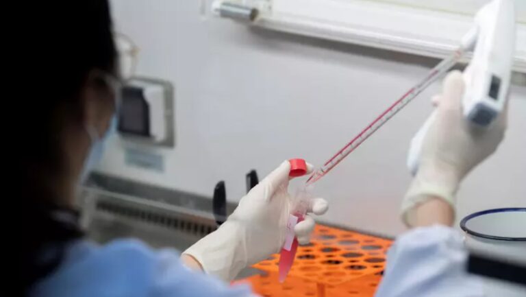 Vírus letal encontrado na Bolívia pode ser transmitido entre humanos, diz CDC