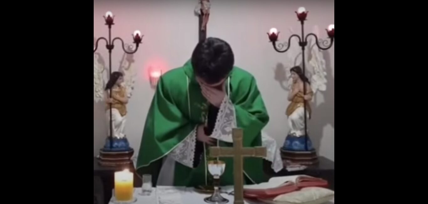 Vídeo de padre tendo crise de riso durante missa on-line viraliza nas redes sociais