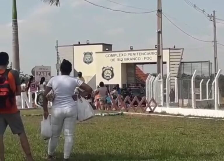 Queda de energia suspende visita na FOC e familiares de presos protestam
