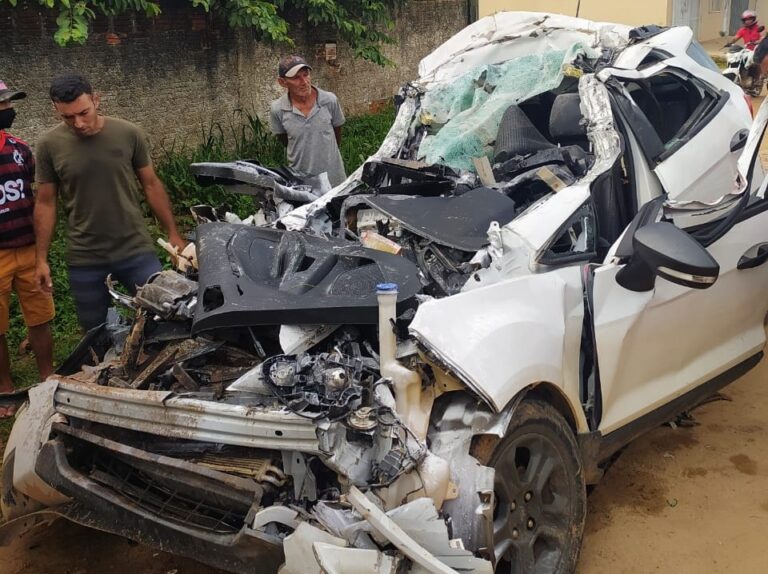 Carro fica destruído após grave acidente com radialista no Acre; veja fotos