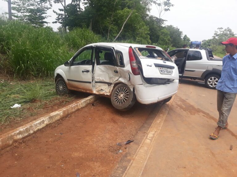 Na véspera de Finados, família sofre acidente e dois morrem em frente a cemitério no Acre