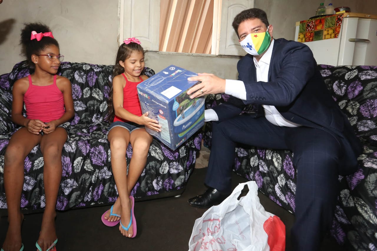 Governador Gladson Cameli vai ao bairro Vitória e realiza sonho de criança de 9 anos