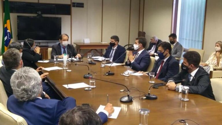 Gladson se reúne com Maia para tratar de vacina contra covid que será usada no país