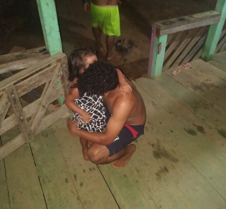 Assaltante invade fazenda no AC e obriga criança de 3 anos a beijá-lo na boca