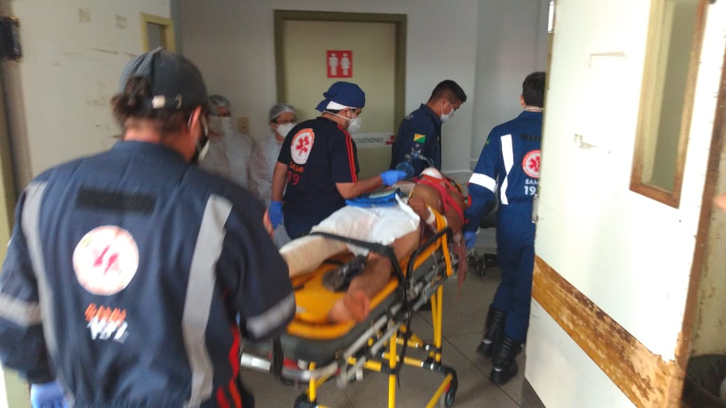 Homem recebe descarga elétrica ao subir em poste no AC e vai para o PS em estado grave