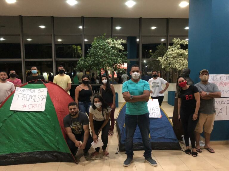 Aprovados do cadastro de reserva da PM acampam na Aleac pedindo convocação