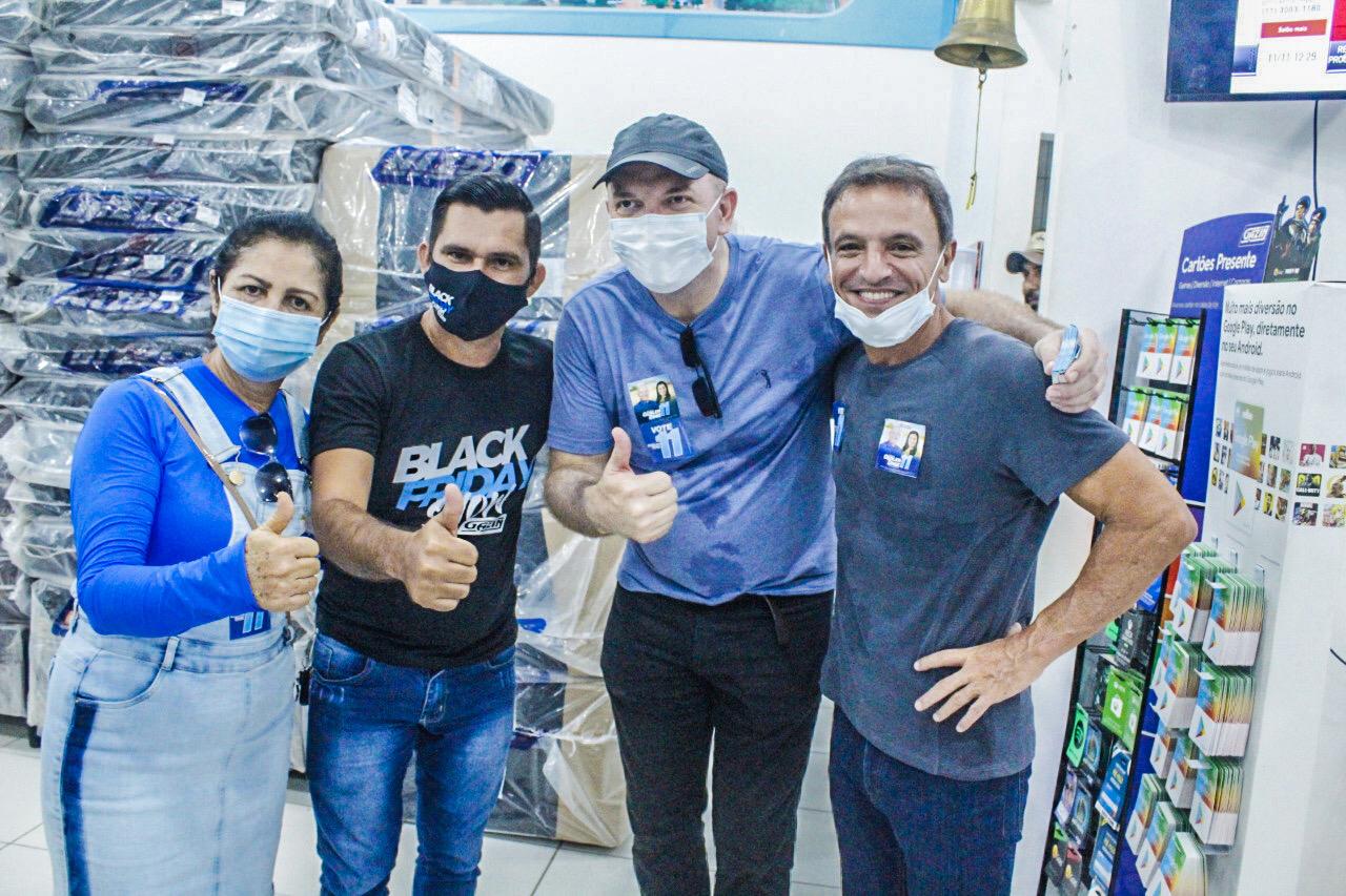 Bittar percorre ruas de Sena com Gehlen e Toinha Vieira cumprimentando população
