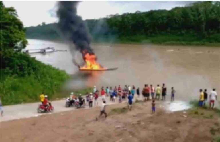 Embarcação com combustível pega fogo em Marechal Thaumaturgo 