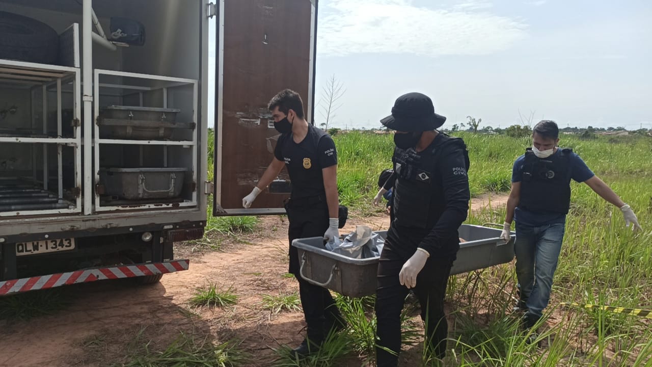 Homem é encontrado morto em área de mata com vários tiros e facadas