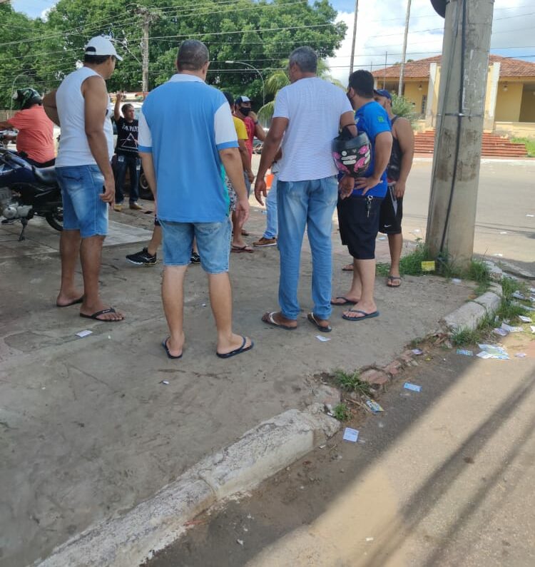 Eleitores ignoram uso de máscara e aglomeram dentro e fora de locais de votação na Capital