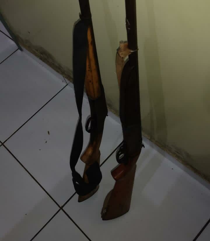 Homem é preso com duas espingardas após agredir a esposa e dois adolescentes no AC