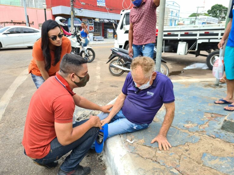 Idoso tropeça, bate a cabeça e é socorrido por populares no centro de Rio Branco 
